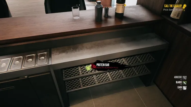 Proteinriegel und Energydrink