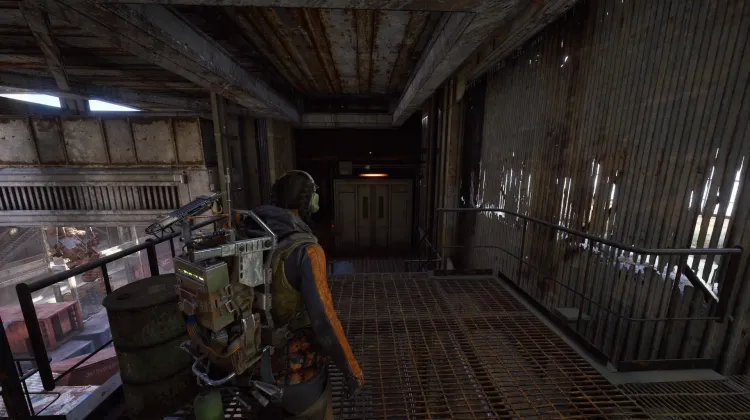 Pintu Terkunci Gudang Pengiriman